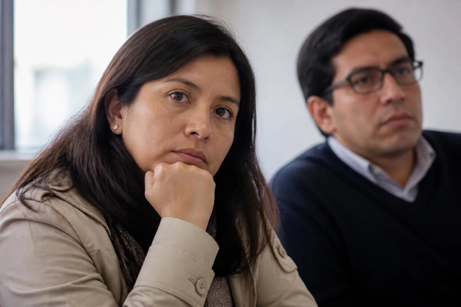 Dos participantes frente a frente durante una intervención